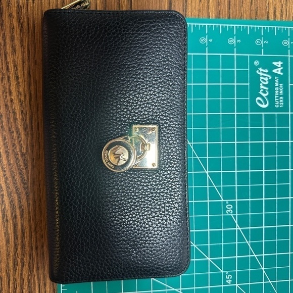 EUC Michael Kors Black Leather Hamilton Traveler Zip Around Wallet - Picture 7 of 7